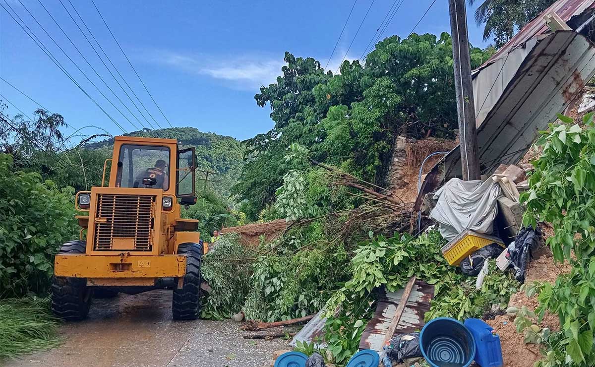 Landslide blocks road in Romblon town after heavy rain