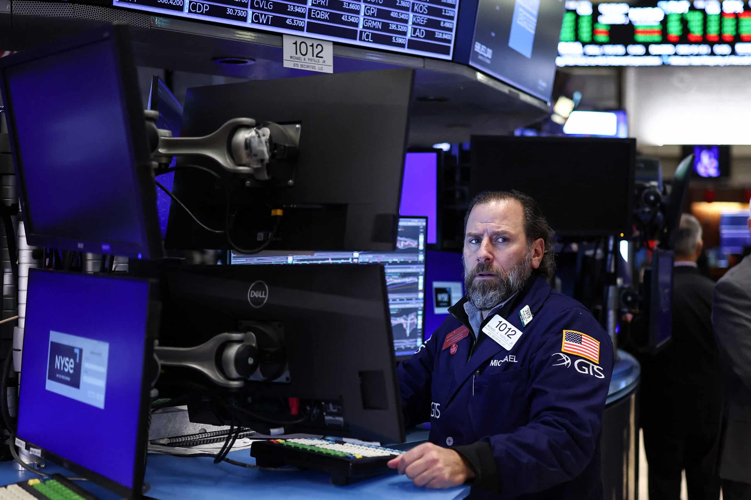 Oil slumps after hitting peak, US indices reach new records