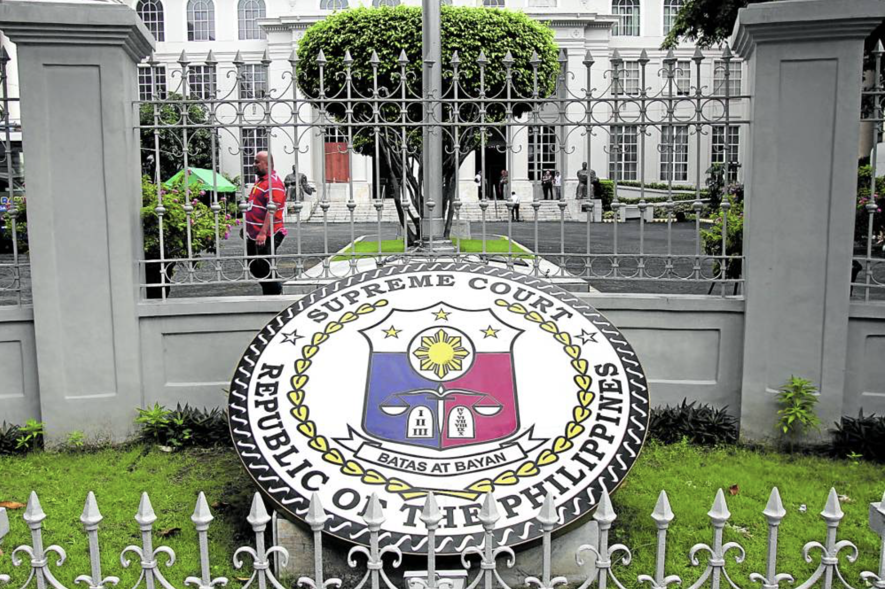 SC to mall: Give raffle prize to security guard’s wife