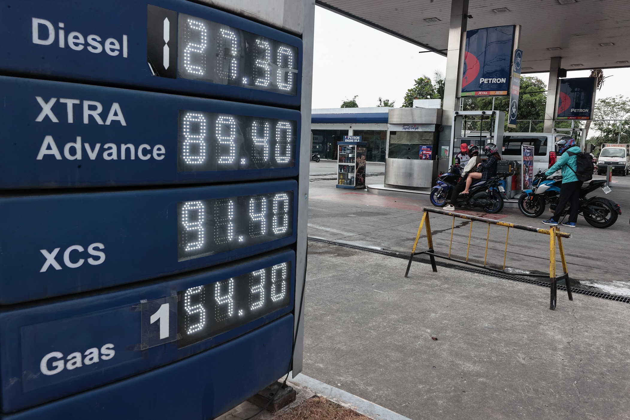 Possible fuel price cap, rationing raised in Senate’s initial report