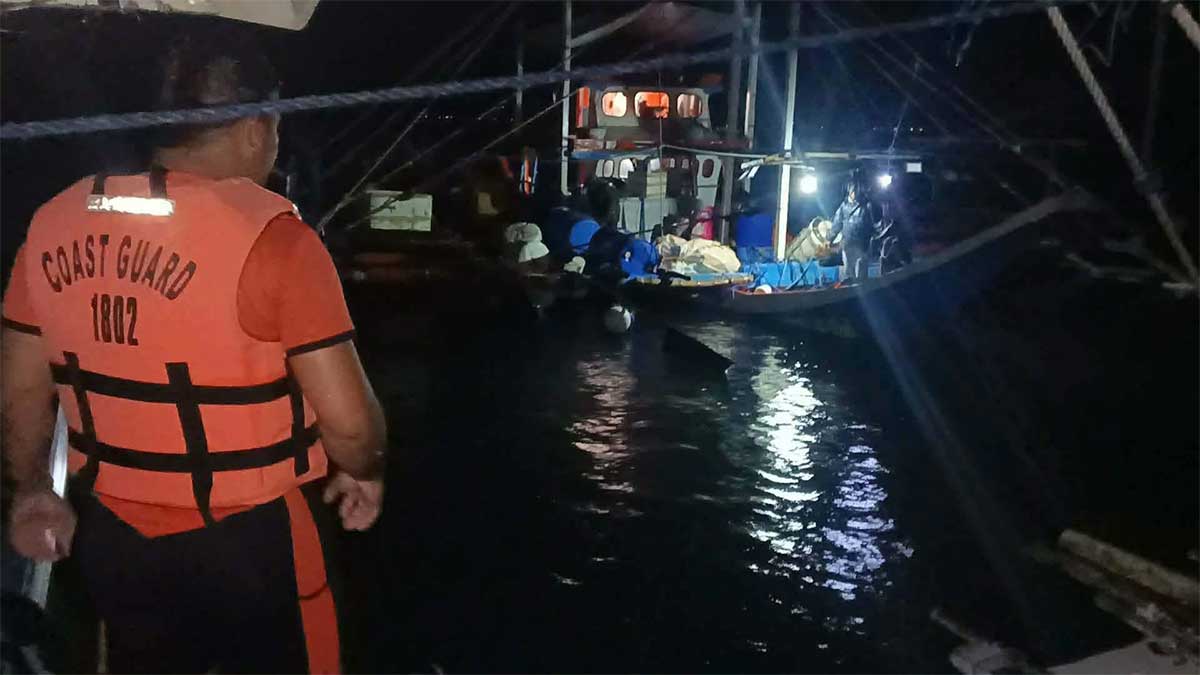 8 fishermen rescued after boat capsizes off Antique amid rough seas