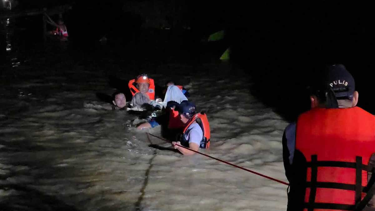 Rising floods force evacuation in Romblon town
