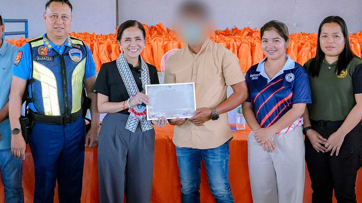 Quezon fisherman gets P100,000 reward for turning over P16-M cocaine