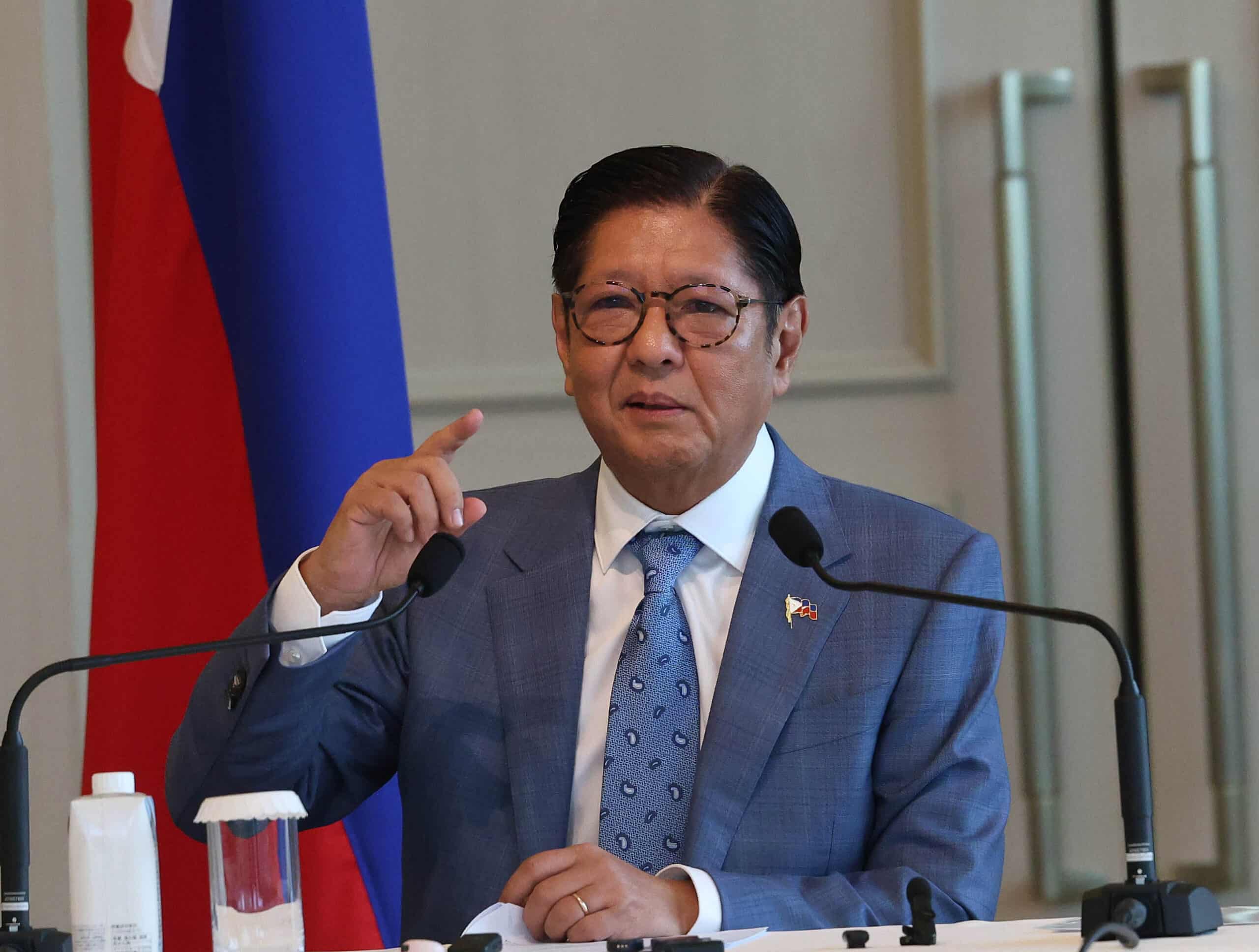 Marcos inspects key Samar road project