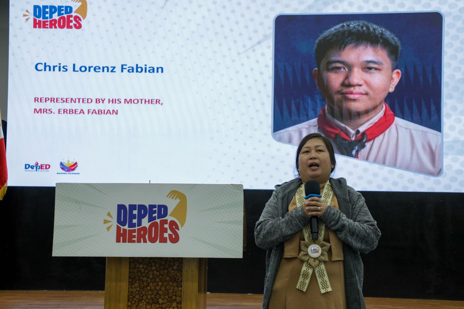 Tacloban shooting: Student, school staff receive DepEd Heroes Award
