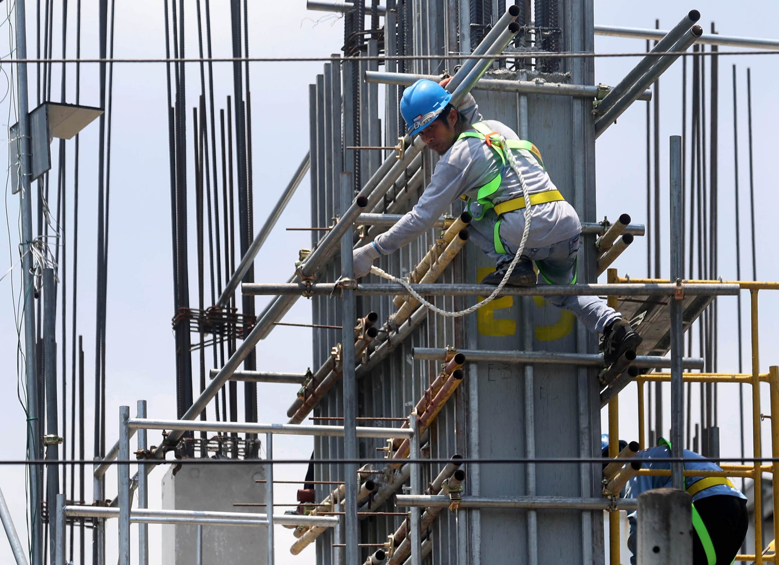 Dole urges construction sector to adopt progressive wage model