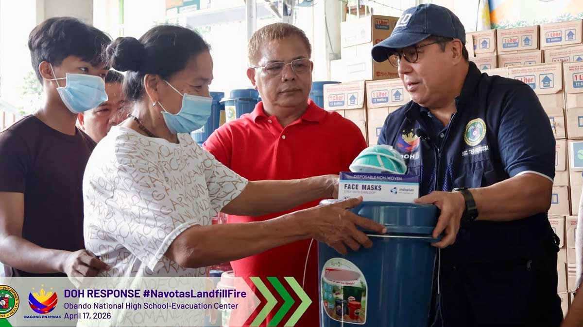 DOH gives hygiene kits to residents affected by Navotas landfill fire