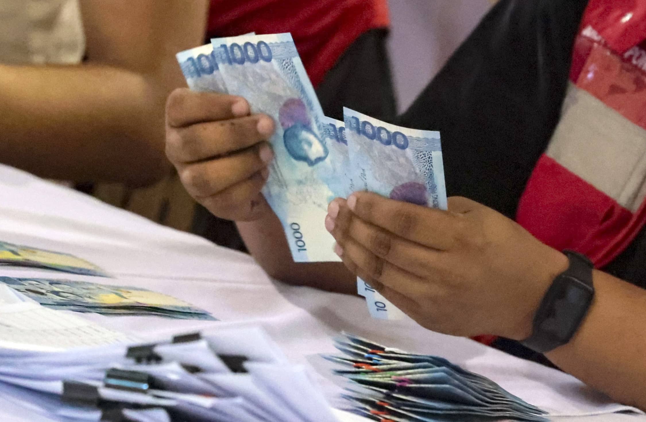 104 college students, parents get cash aid from DSWD tutoring program