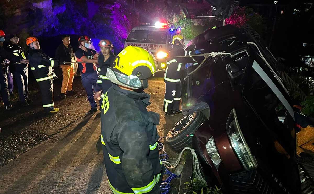 Driver hurt as van tips over in Baguio