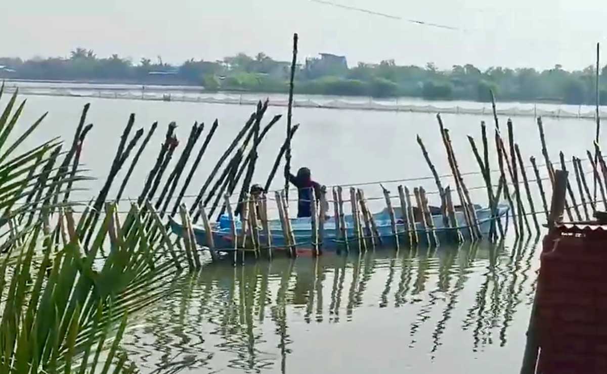 Bulacan town builds earth dikes to contain tidal flooding