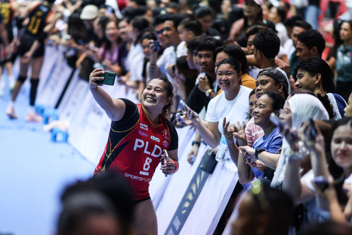 Kath Arado takes selfies with Lanao Del Norte fans