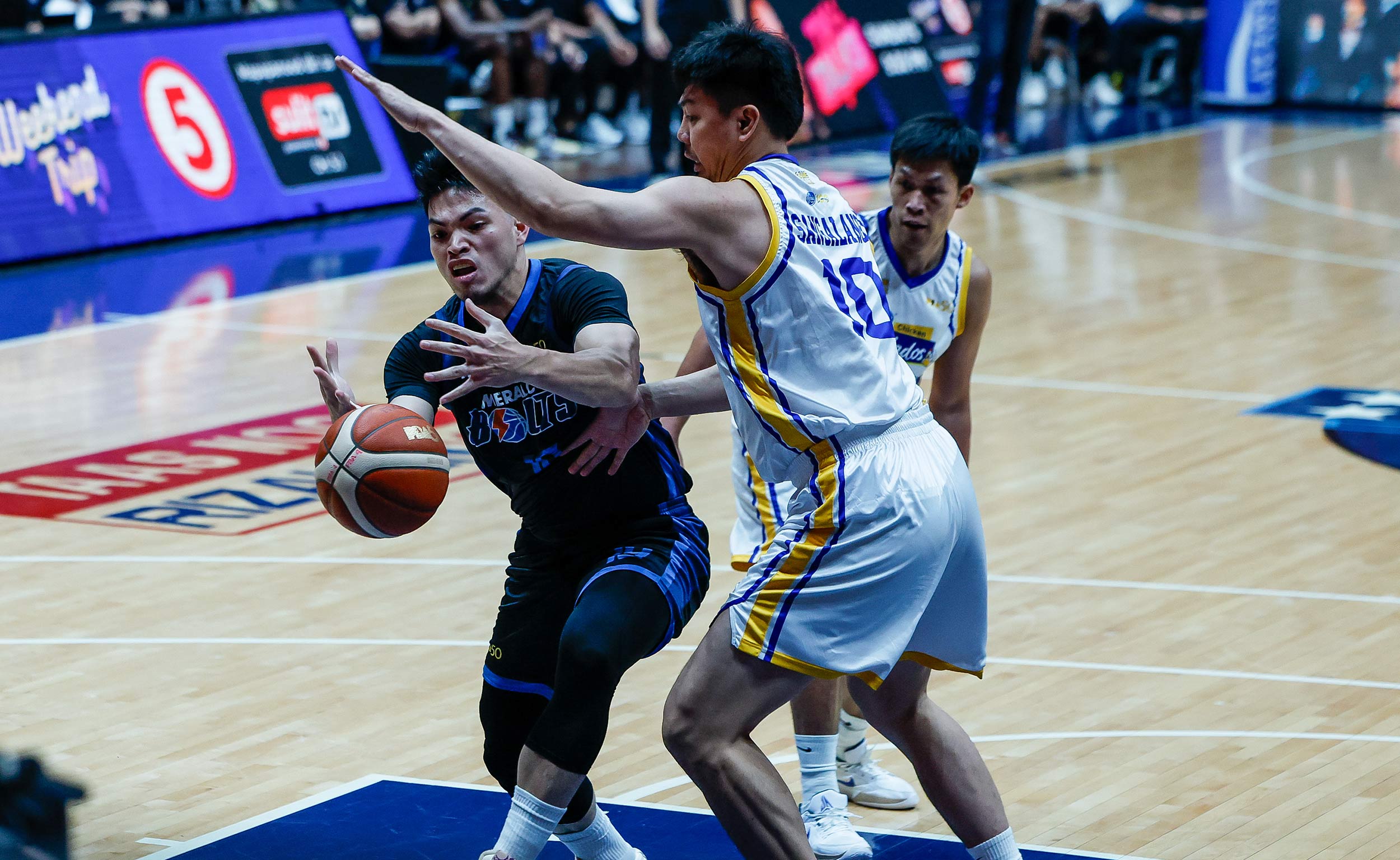 FILE–Meralco Bolts' Bong Quinto during a game vs Magnolia Hotshots in the PBA Commissioner's Cup quarterfinal