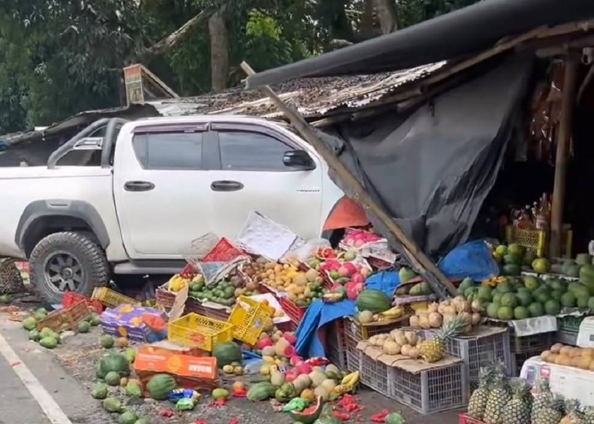 Driver falls asleep during trip; slams into fruit stalls in S. Cotabato