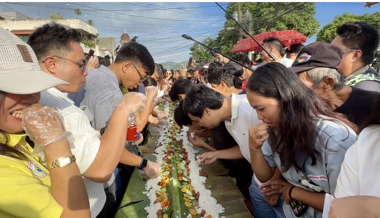 10,000 pieces of longganisa served in Albay town’s boodle fight