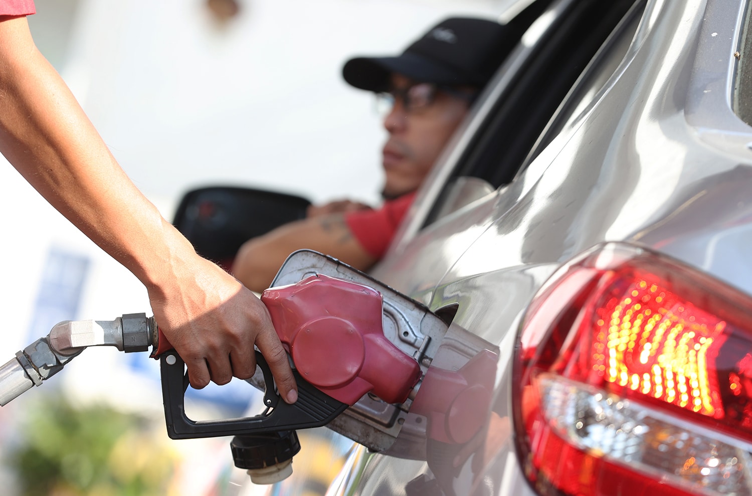 Survey: Fuel shock leaves 4 in 10 Filipinos struggling 