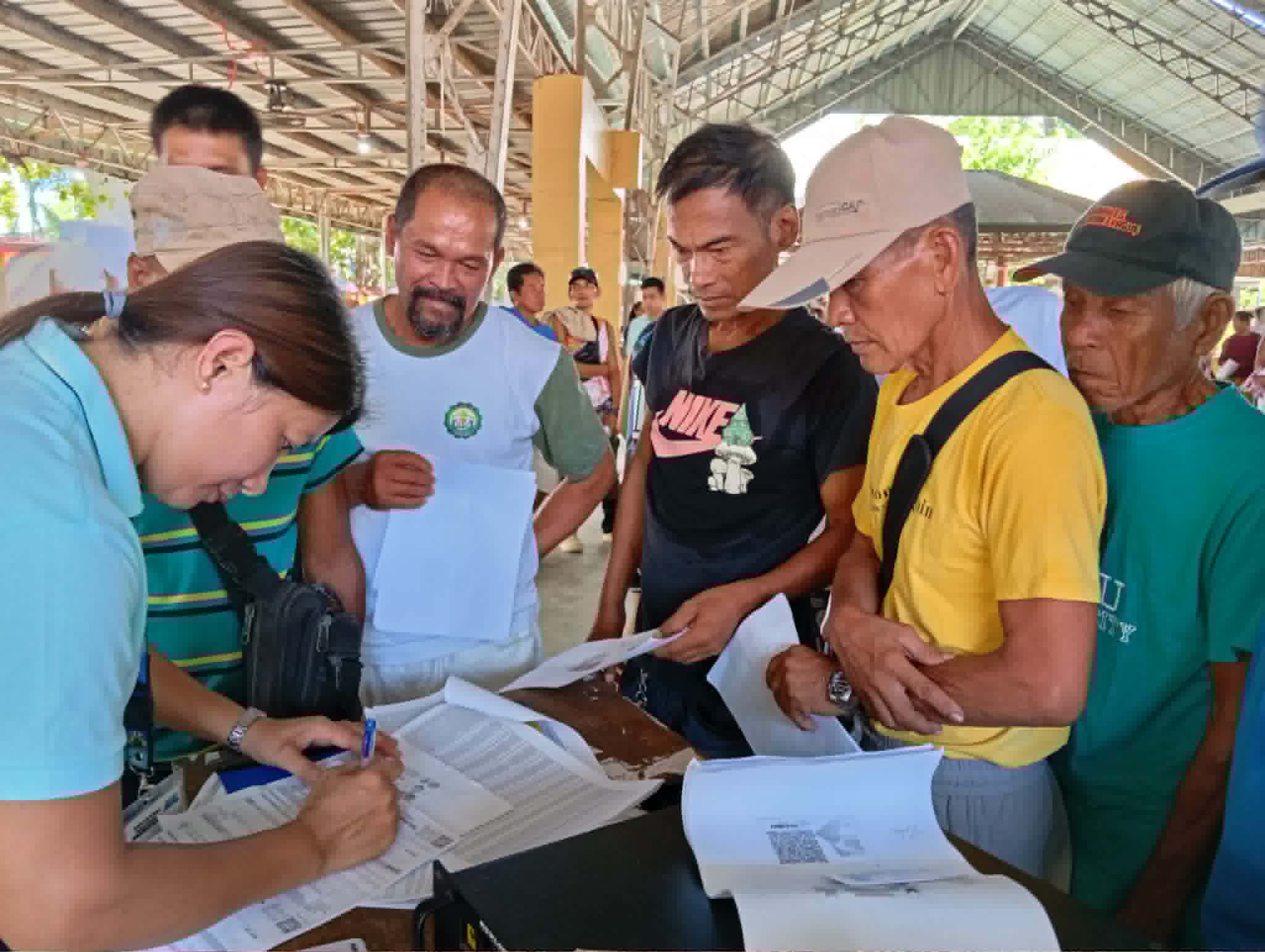 Over 700 fishermen in Pangasinan receive cash aid from gov’t