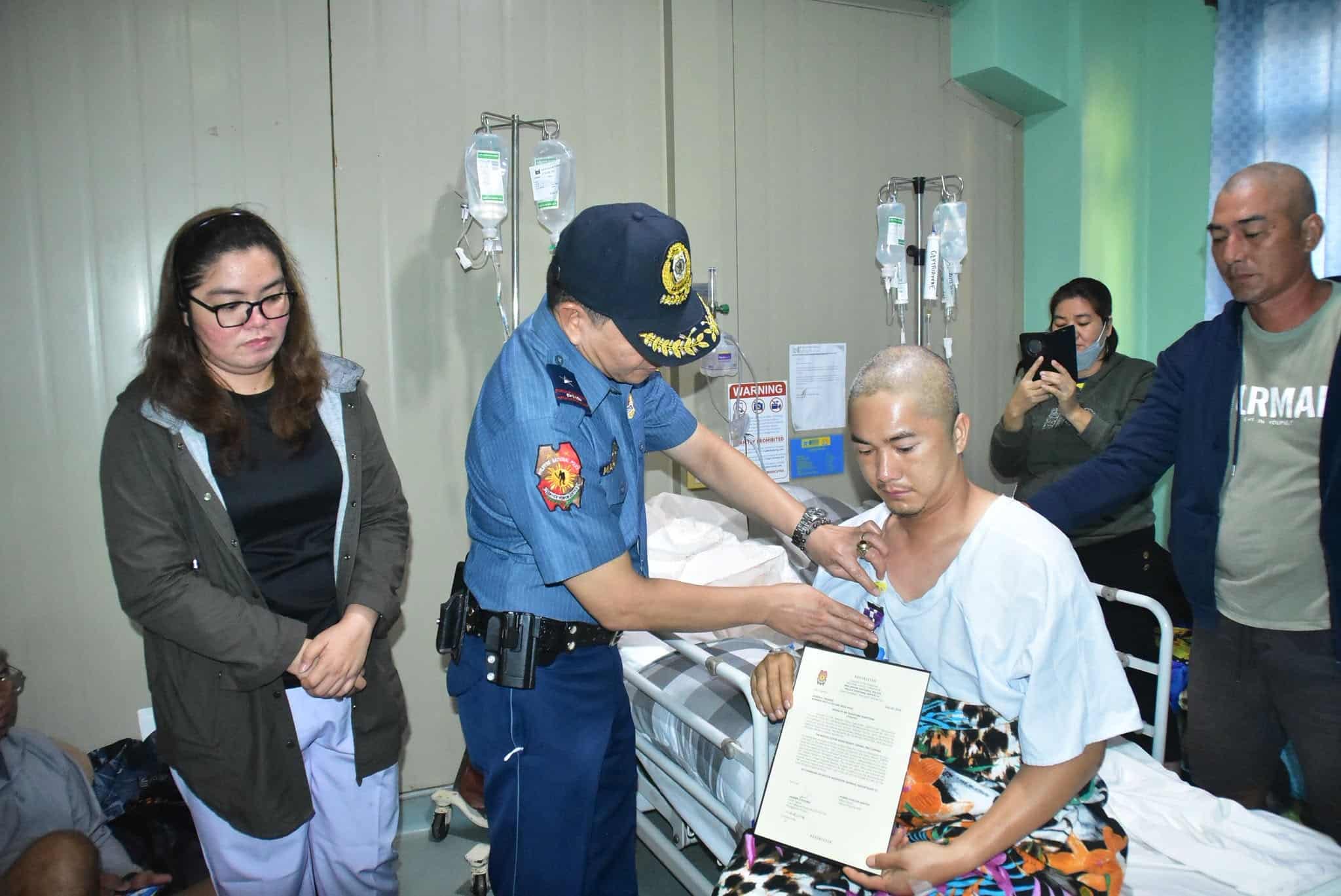 Wounded Caraga cop receives bravery medal, financial aid