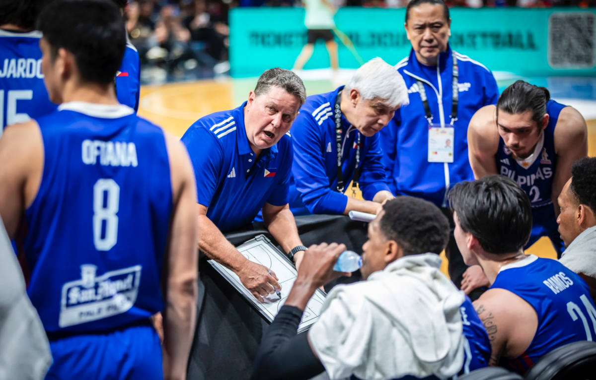 Tim Cone (left) gives instructions during a Gilas Pilipinas huddle.