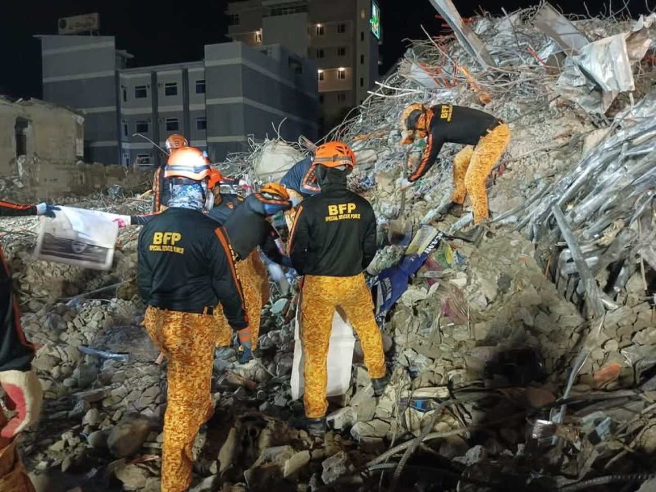 Another victim at collapsed Angeles building; death toll now 28