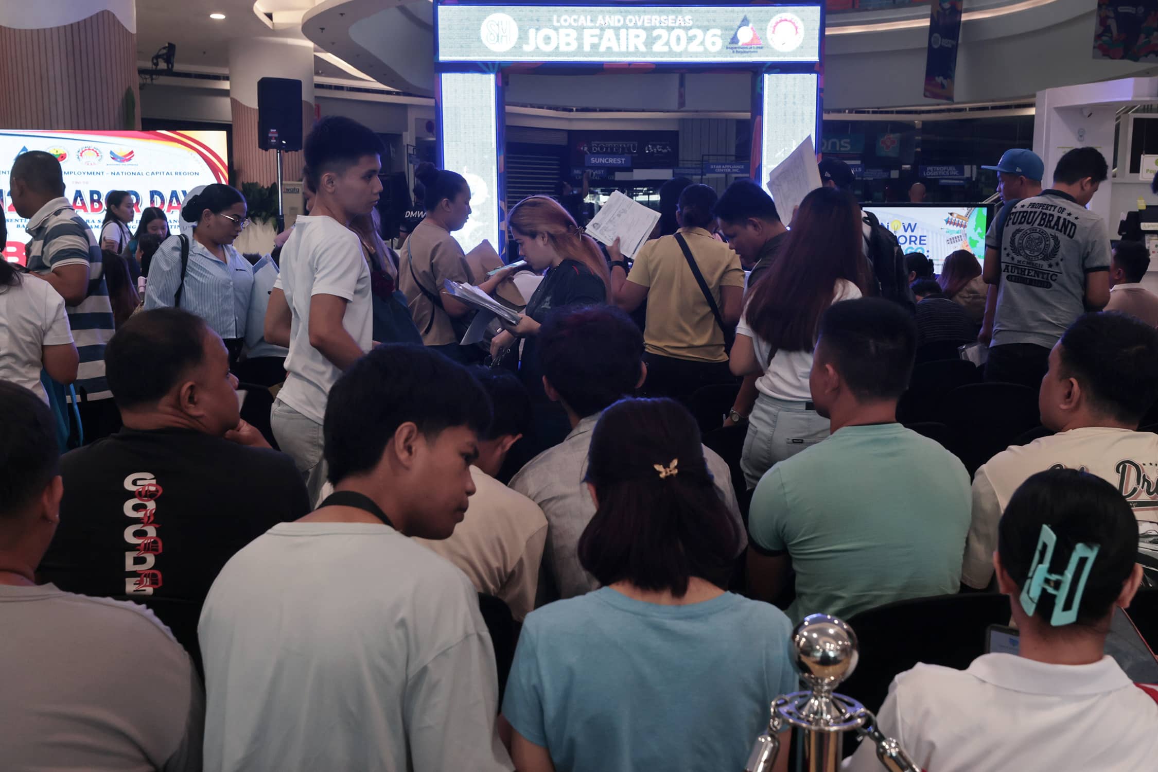Unemployment holds steady at 5% in March despite energy crisis