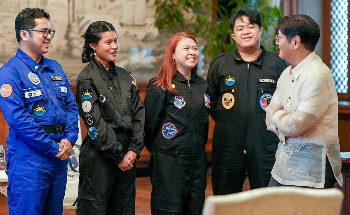 ‘Frustrated astronaut’ Marcos meets Pinoy real deal