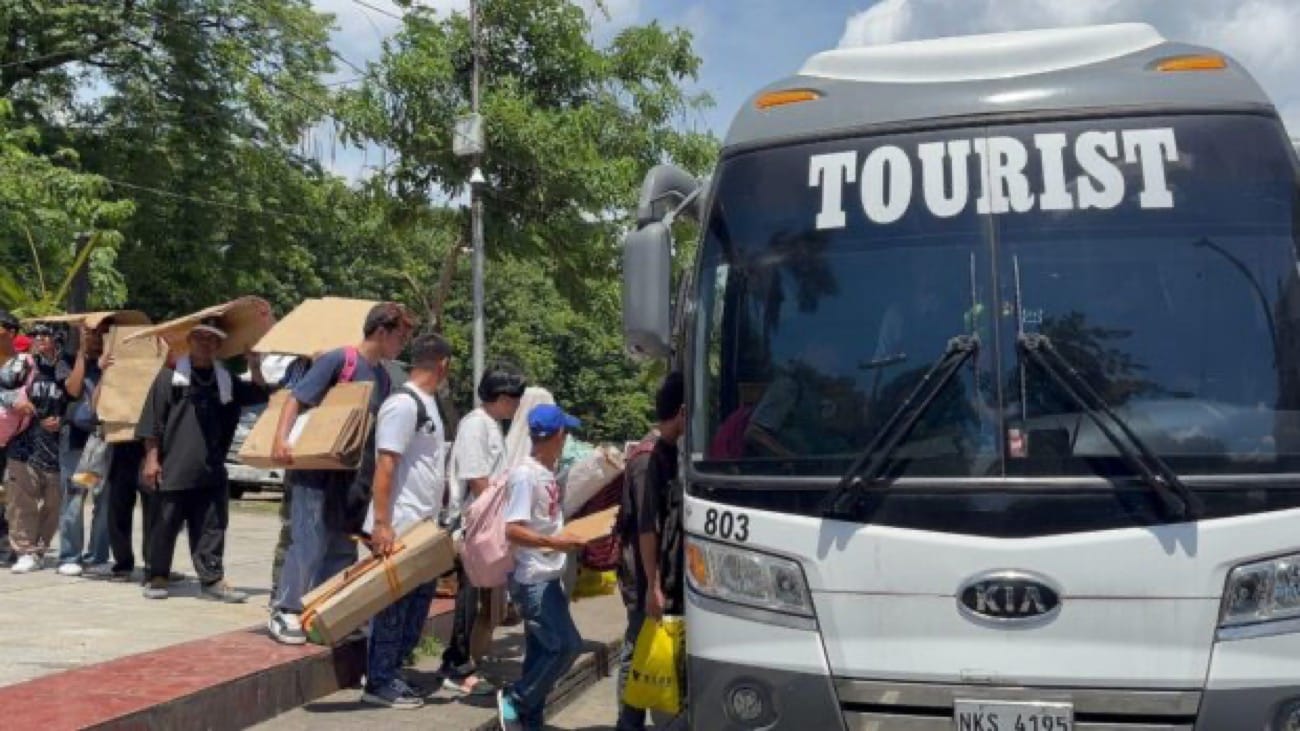 Batangas residents who camped at Liwasang Bonifacio join INC Edsa rally