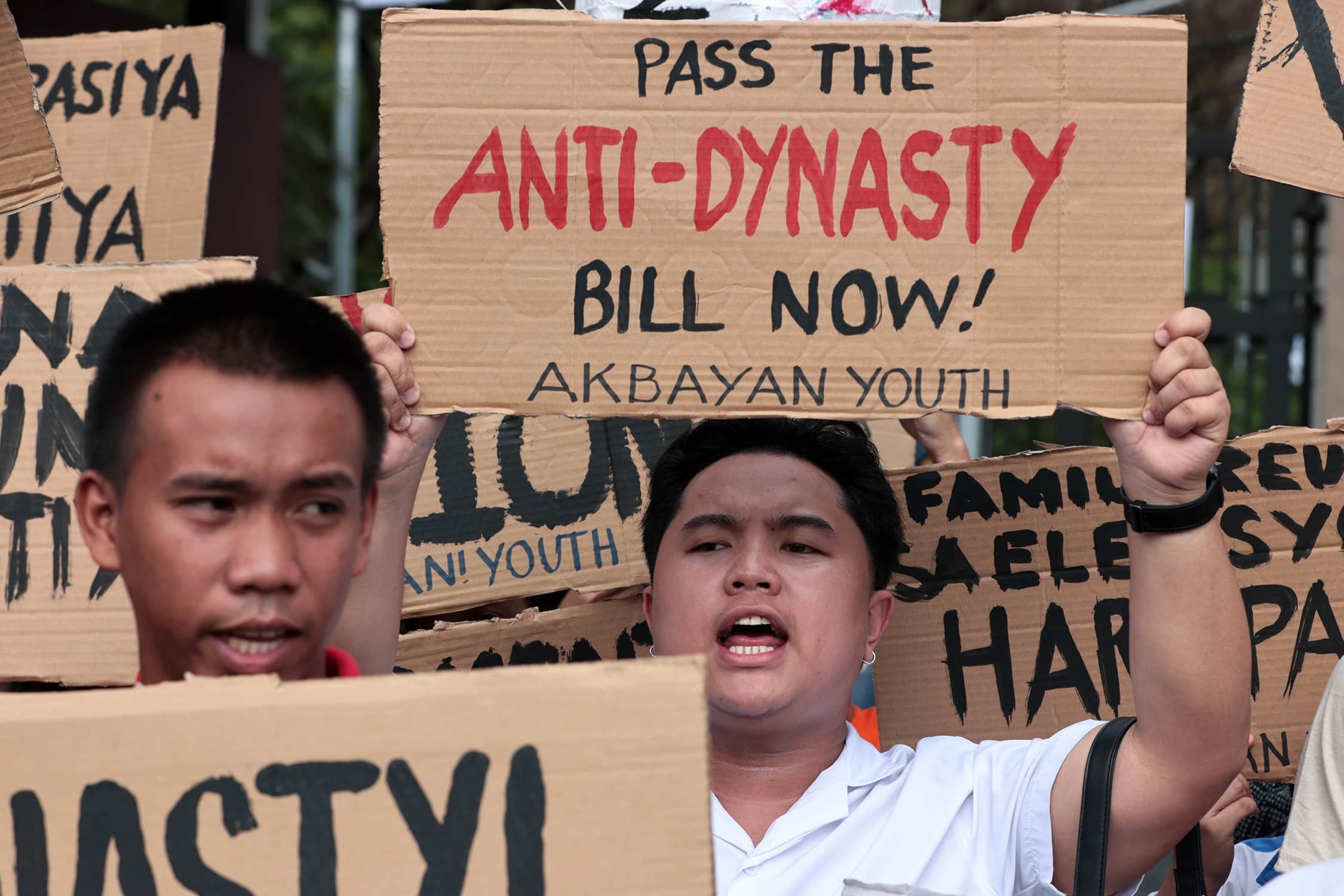 Anti-dynasty: Groups seek signatures to pass bill via people’s intiative
