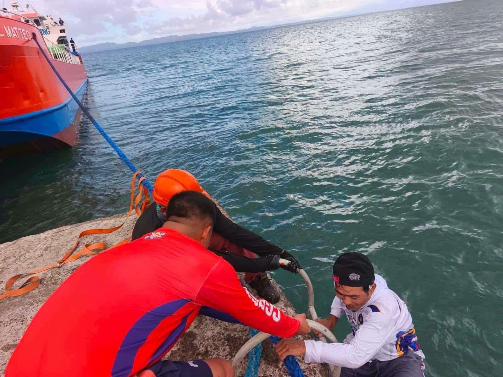 Coast Guard saves 2 fishermen from sinking boat in Quezon