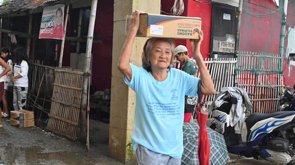 Flood-hit island barangay folk in Dagupan City get DSWD aid