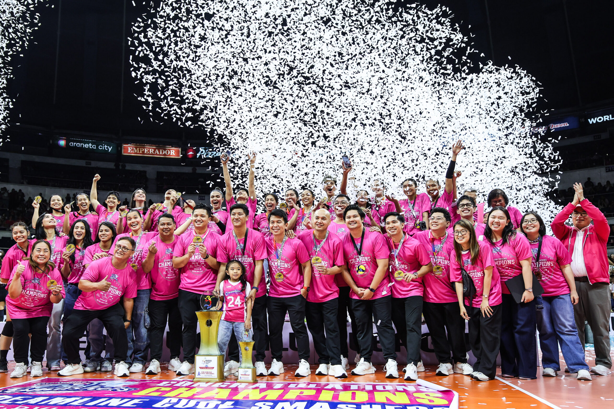Cool Smashers celebrate 11th title —MARLOCUETO