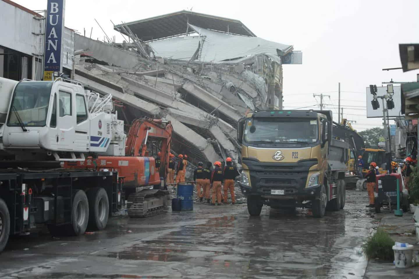 Search, rescue operations continue at Angeles collapse site despite rain