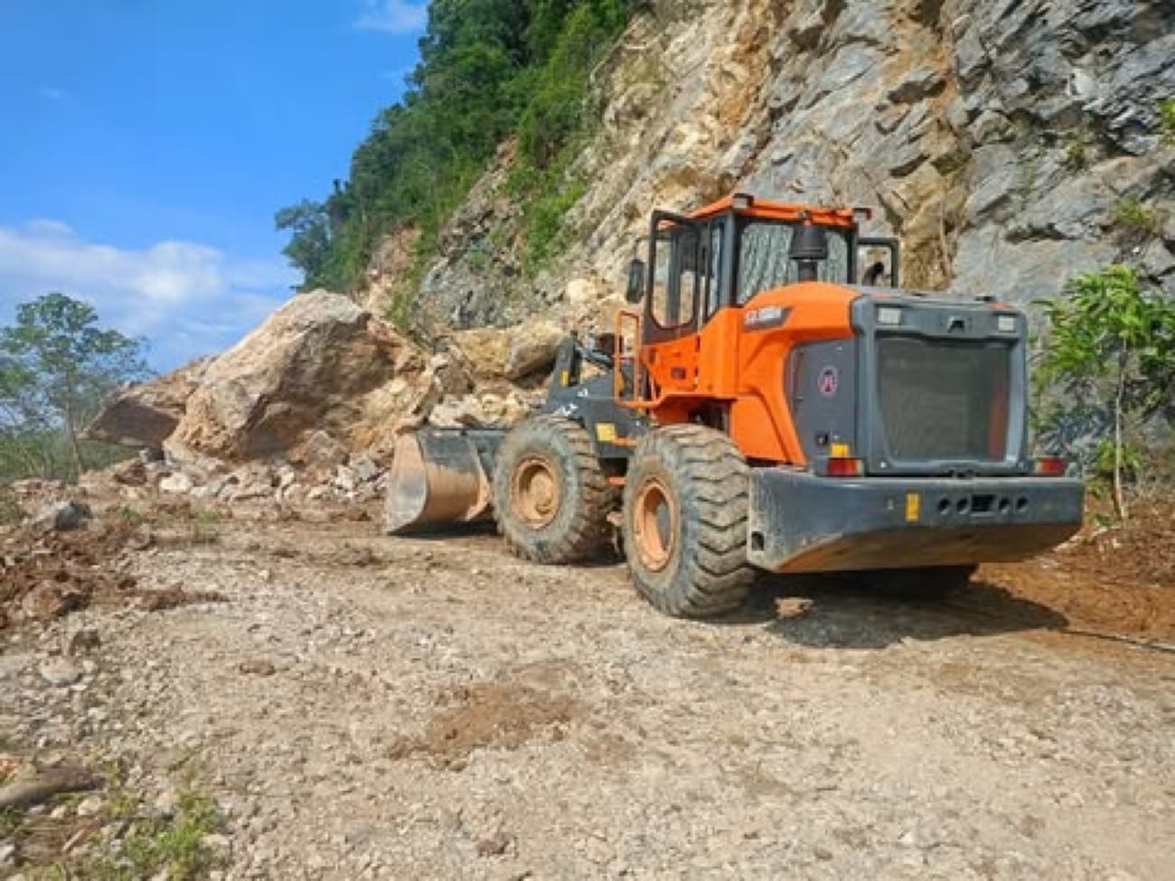 Abra de Ilog–Puerto Galera road clearing underway after major landslide