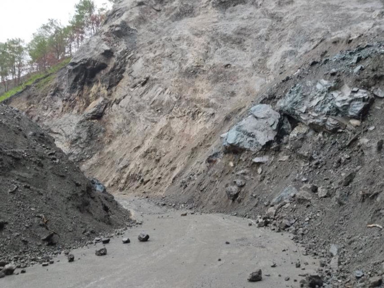 Rockfalls block road in Mountain Province