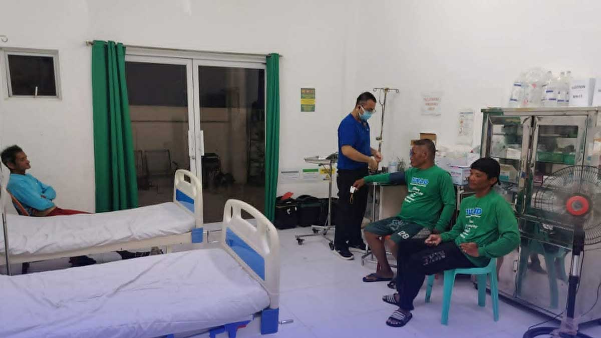 3 fishers from Cebu rescued off Biliran after boat capsizes