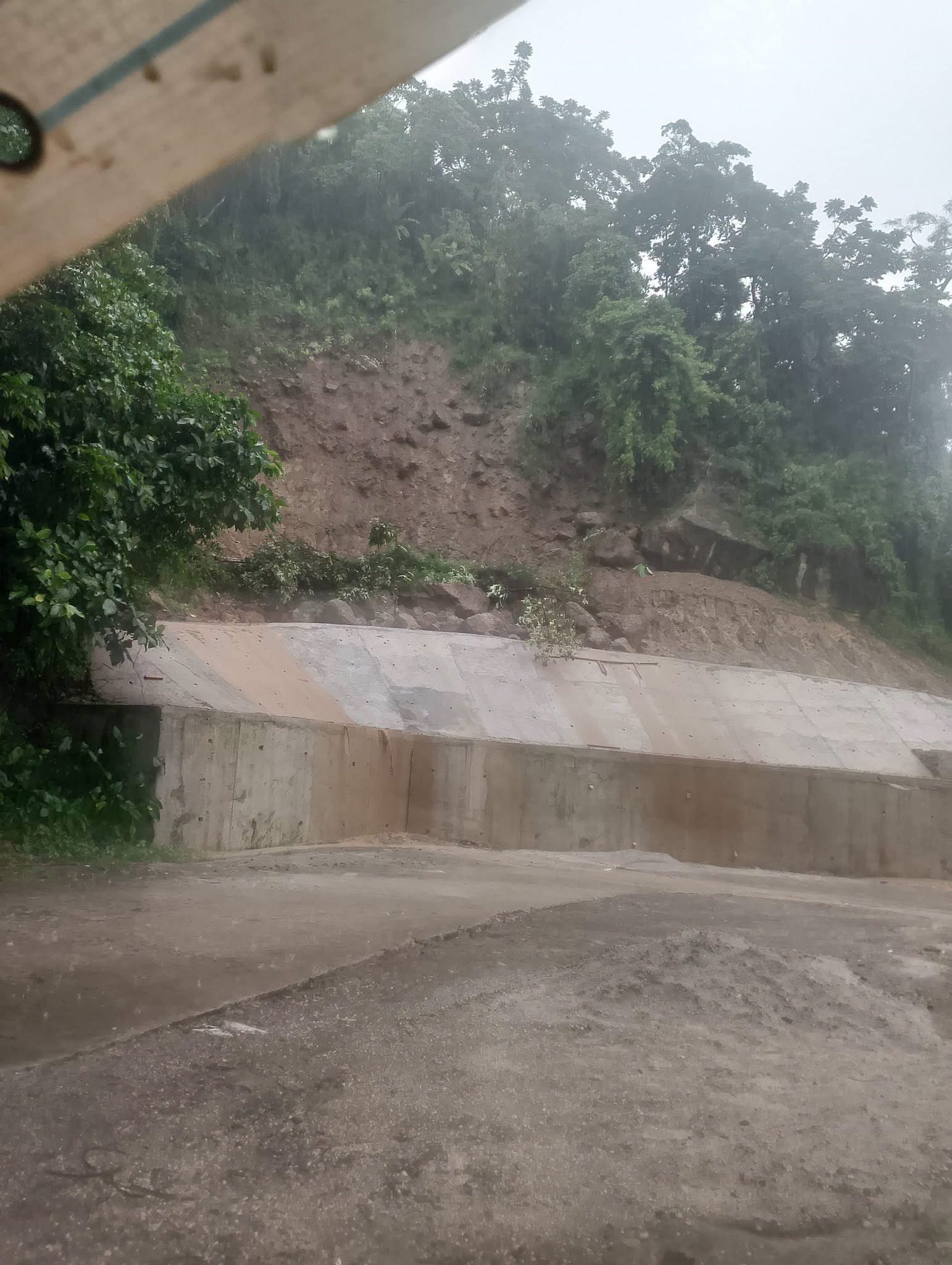 Loosening soil, rocks pose risk to road in Zambales town