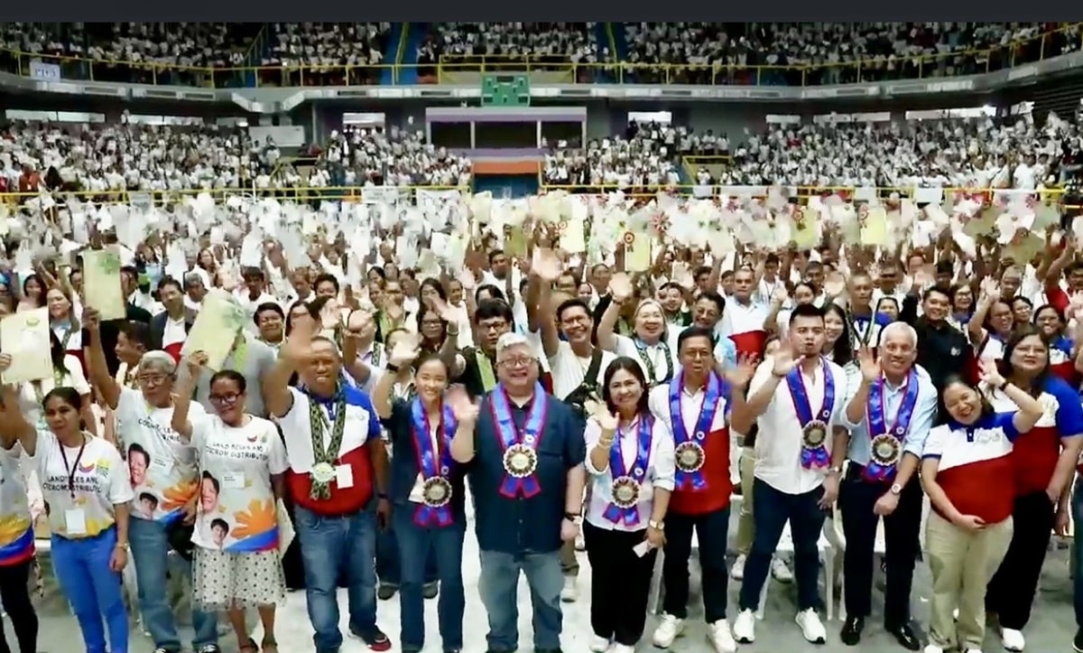 Nearly 10,000 Bicol farmers receive land titles, P418M in debt relief