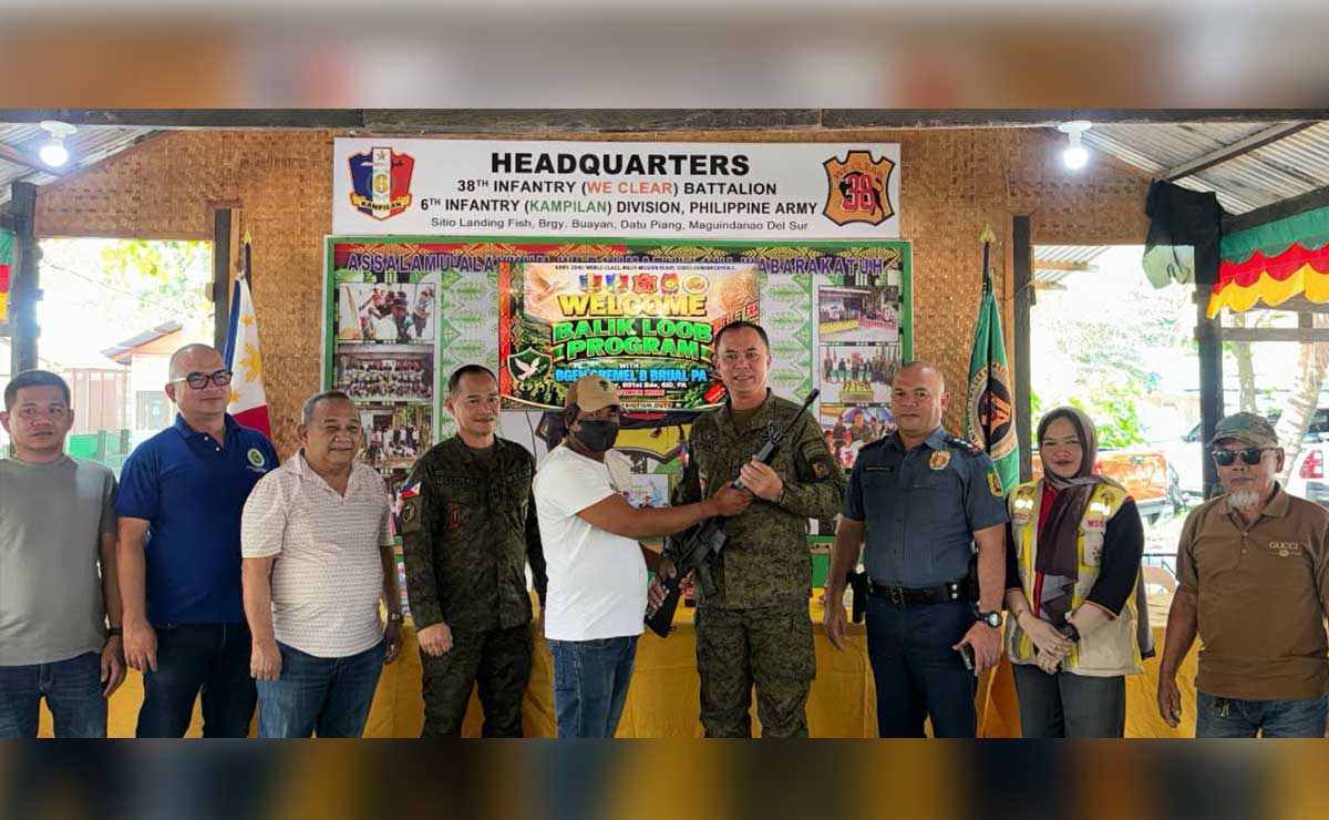 11 former extremists yield to Army, turn in rifles in Maguindanao Sur