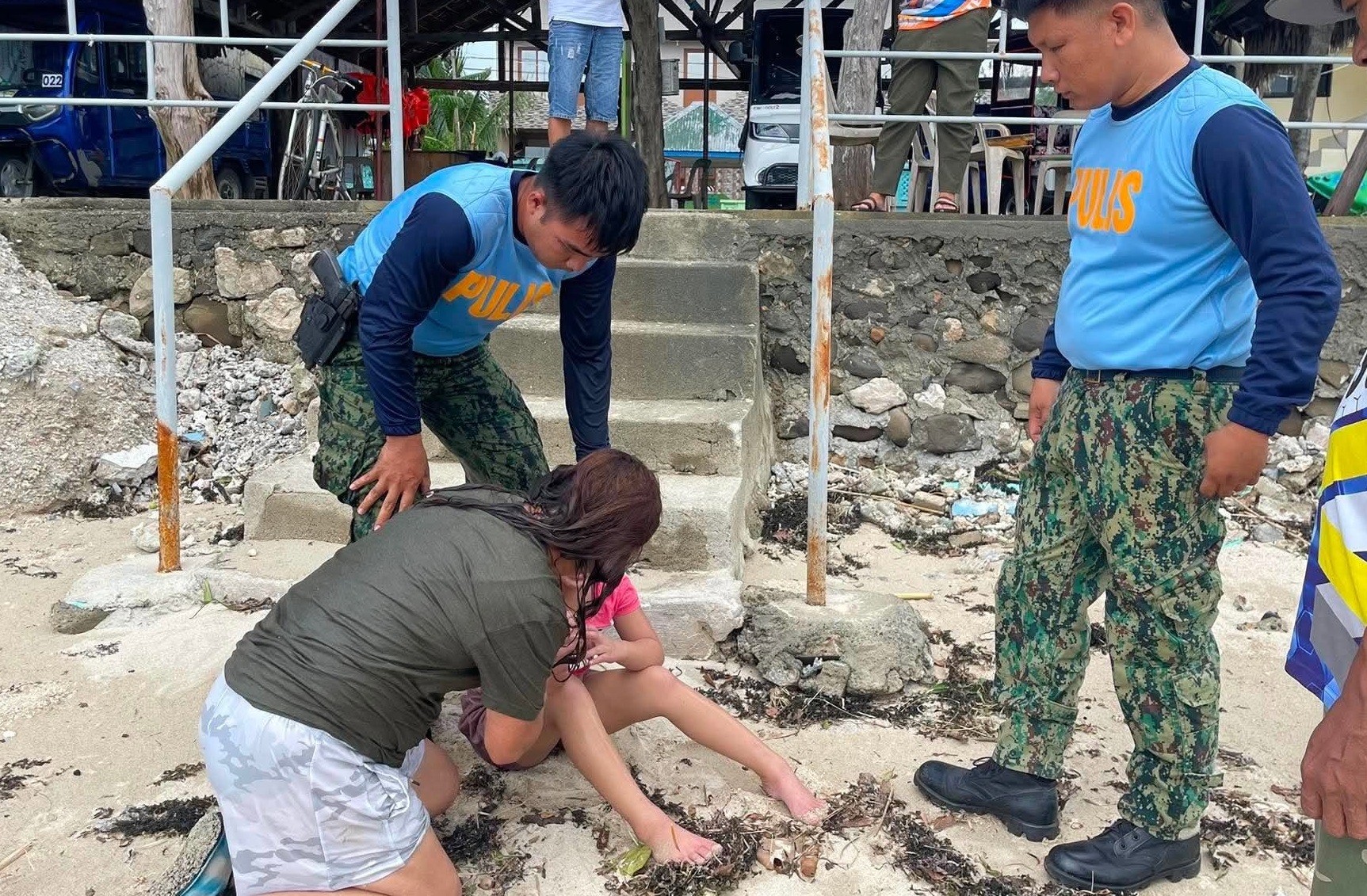 Cops rescue child from drowning in Ilocos Sur