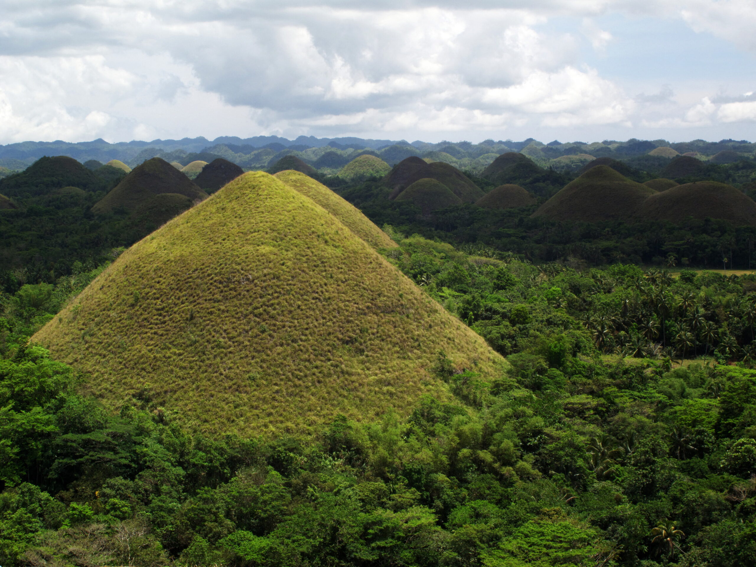 Group rejects House bill amending Chocolate Hills protection