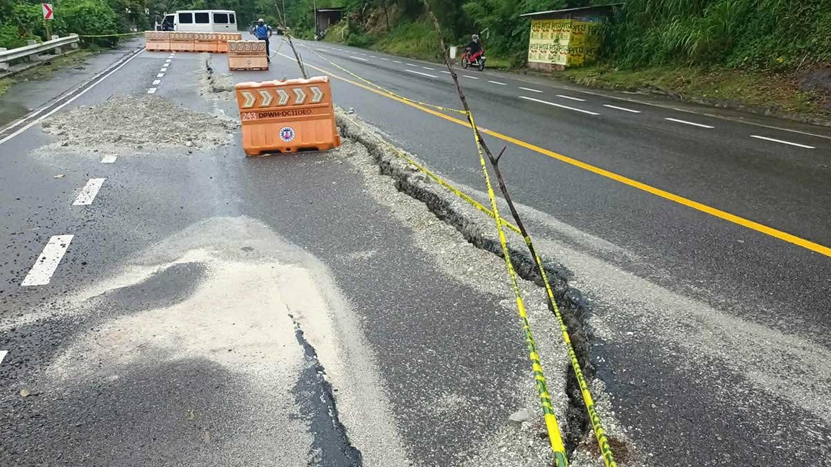 Tension cracks slow down traffic in Davao-Bukidnon road