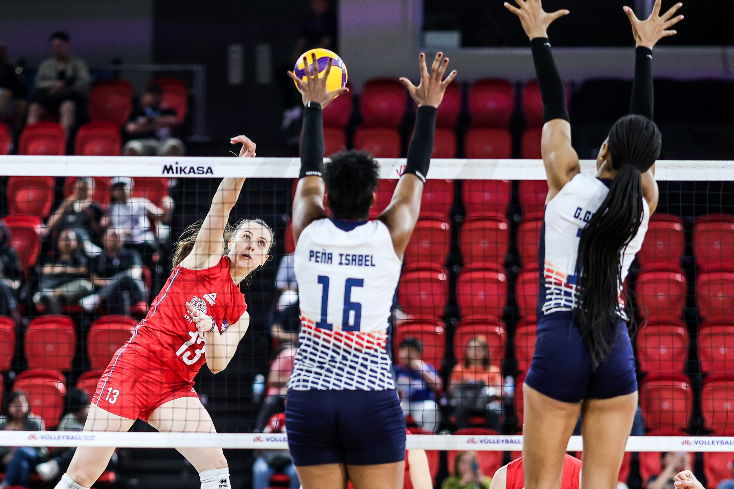 Serbia's Anja Zubic goes for a hit vs Dominican Republic defender during a game in the VNL Women's Week 2.