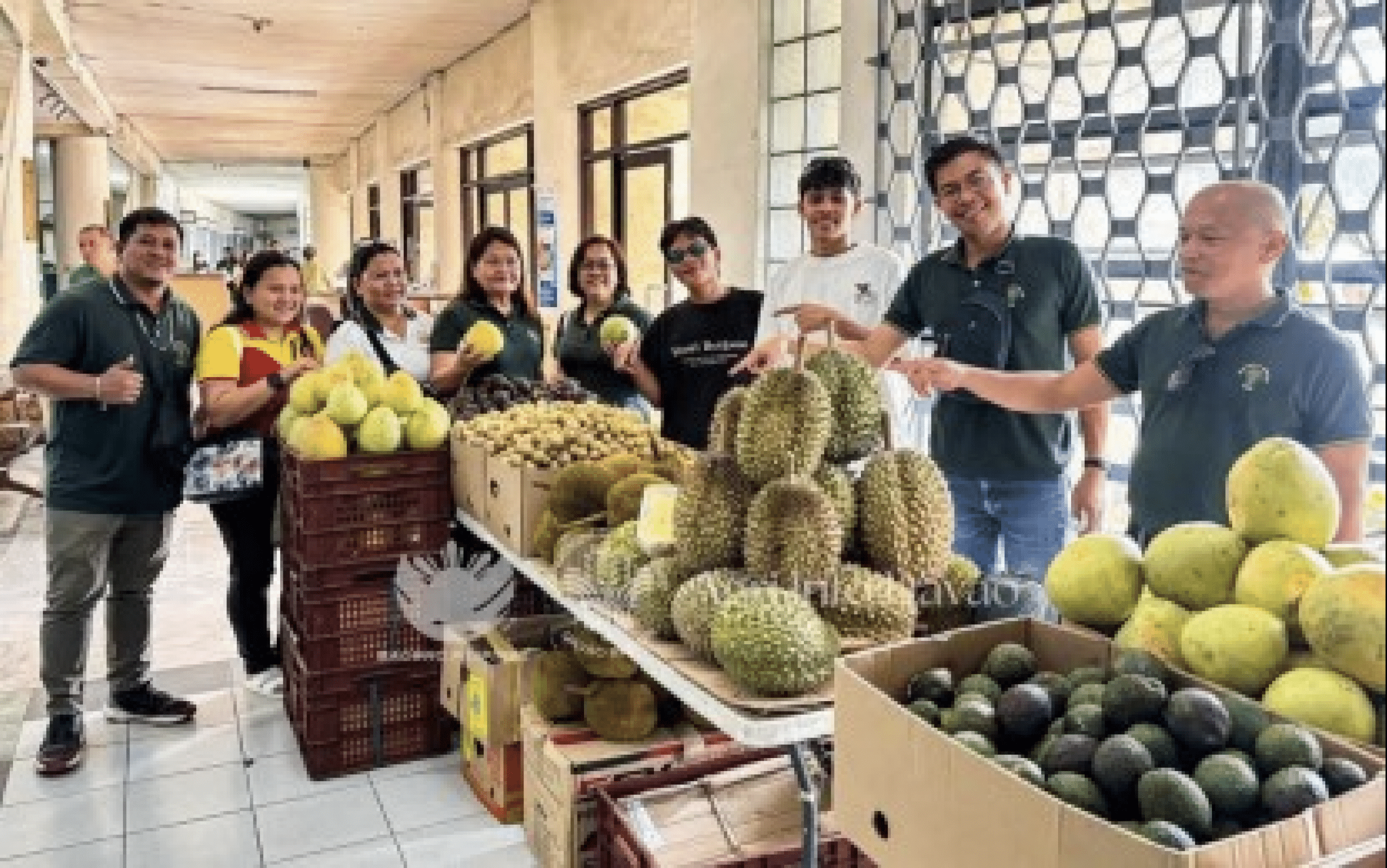 DA in Davao opens ‘Kadiwa on Wheels’ fruit display in Quezon City