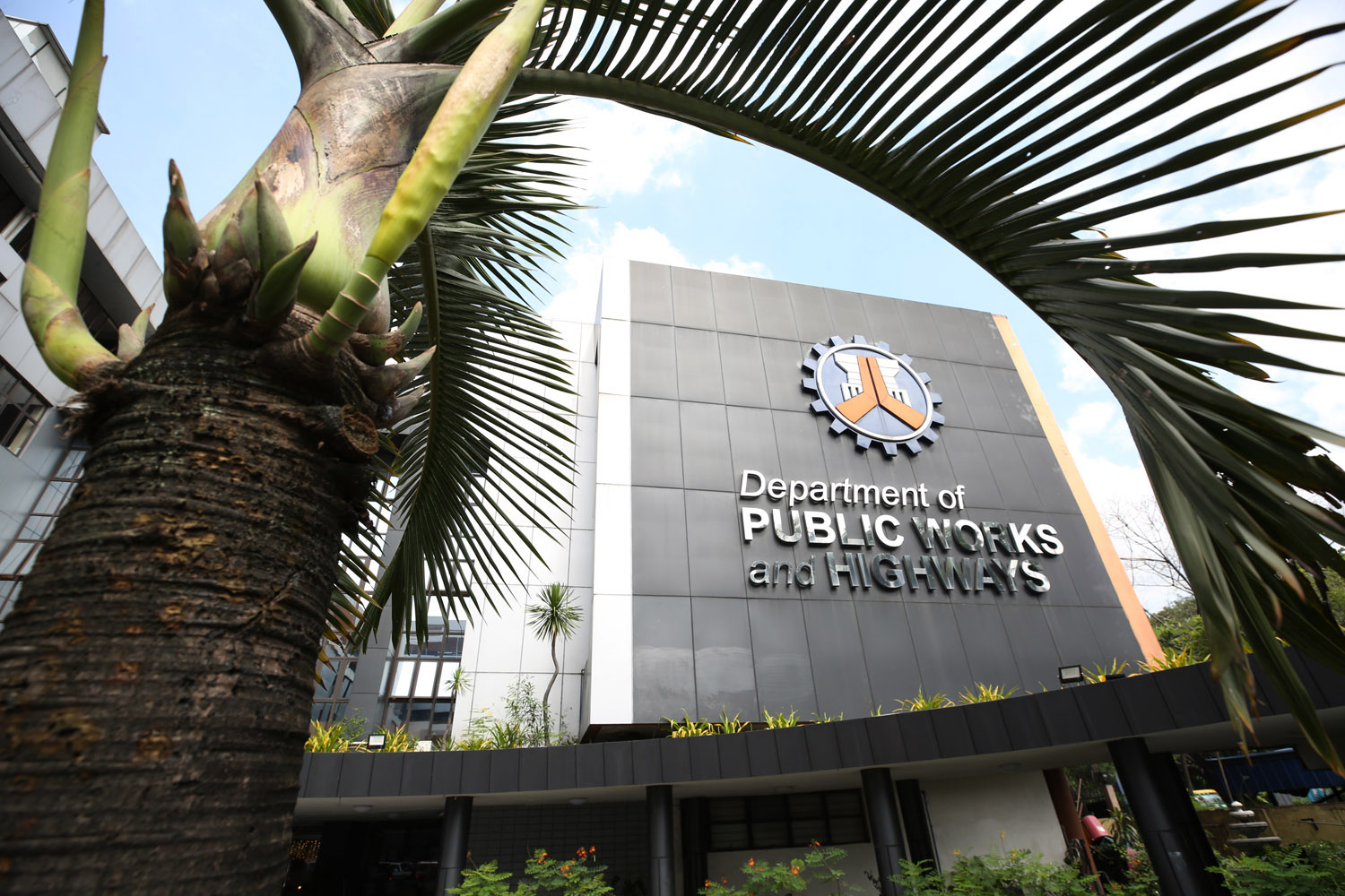 DPWH exec: Private citizens can legally act as project proponents