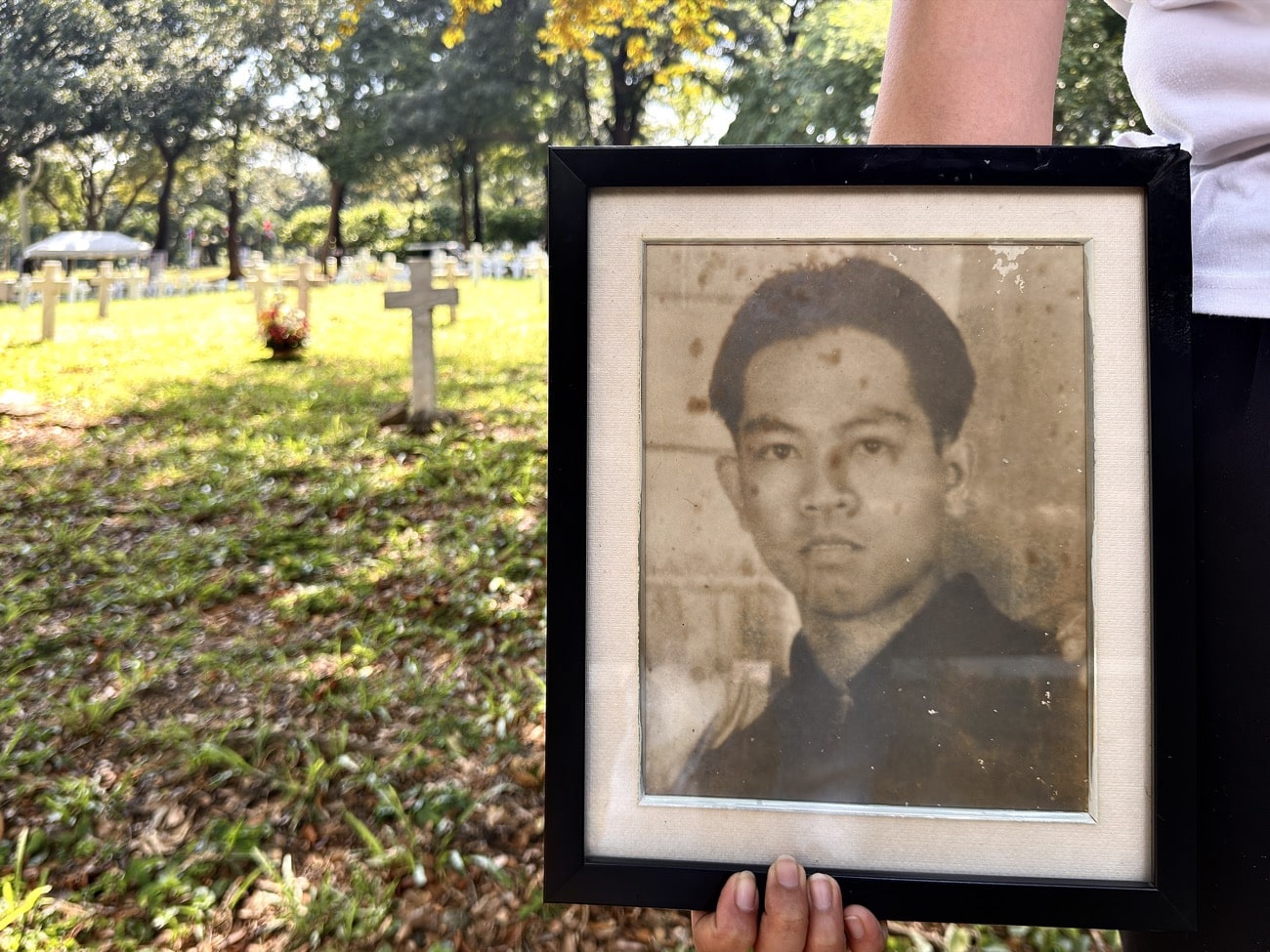 At 90, sis of WWII soldier visits his grave after decades long search
