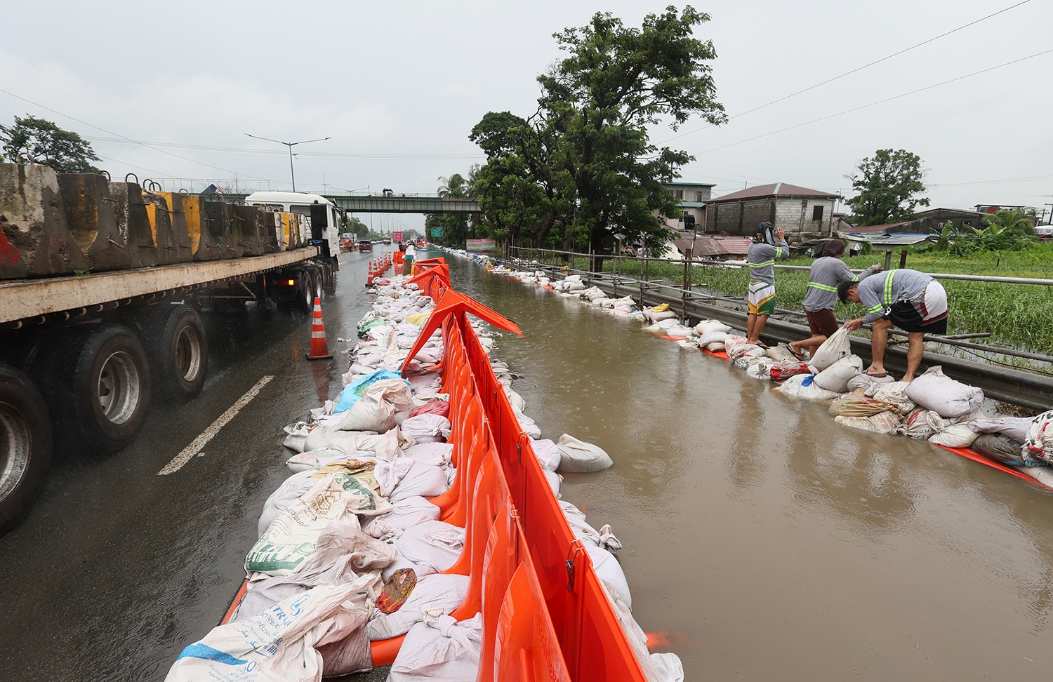 Pampanga town holds key to NLEx’s battle with flood