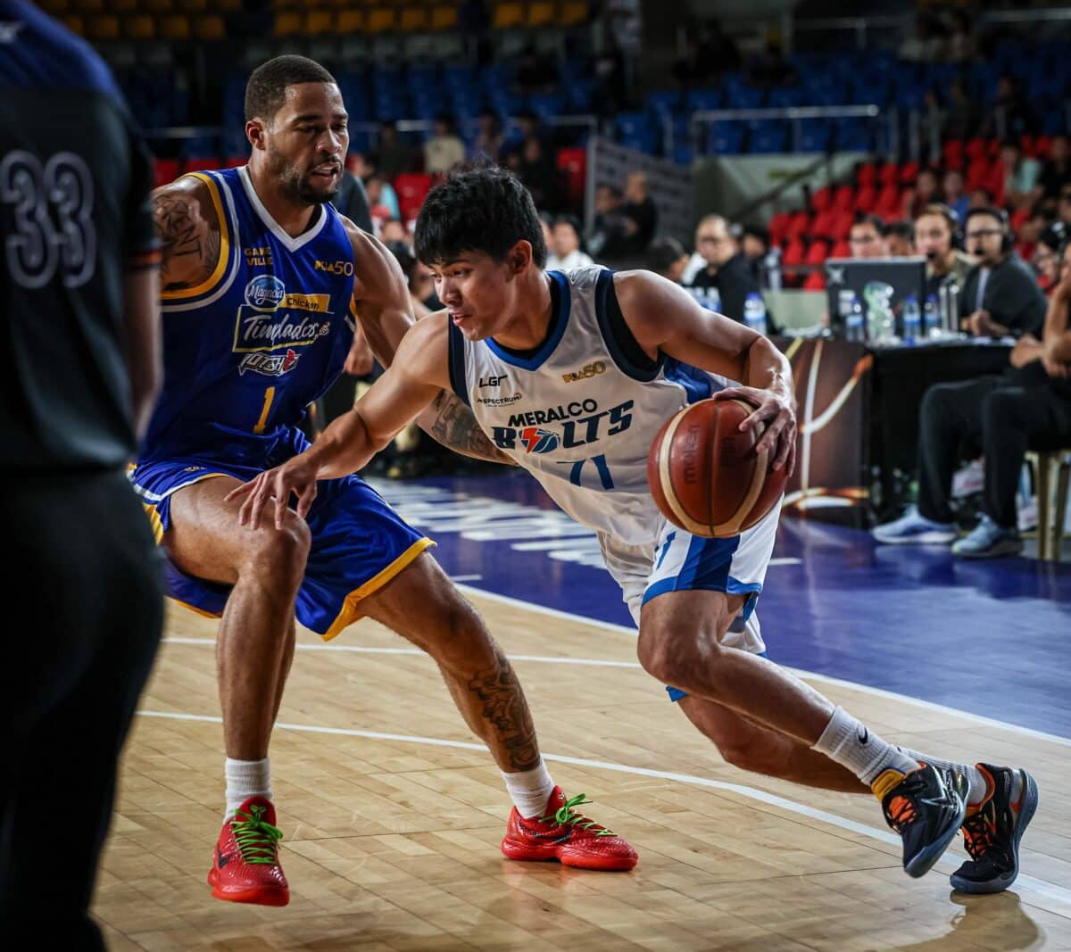 CJ Cansino (with ball) attacks the defense.