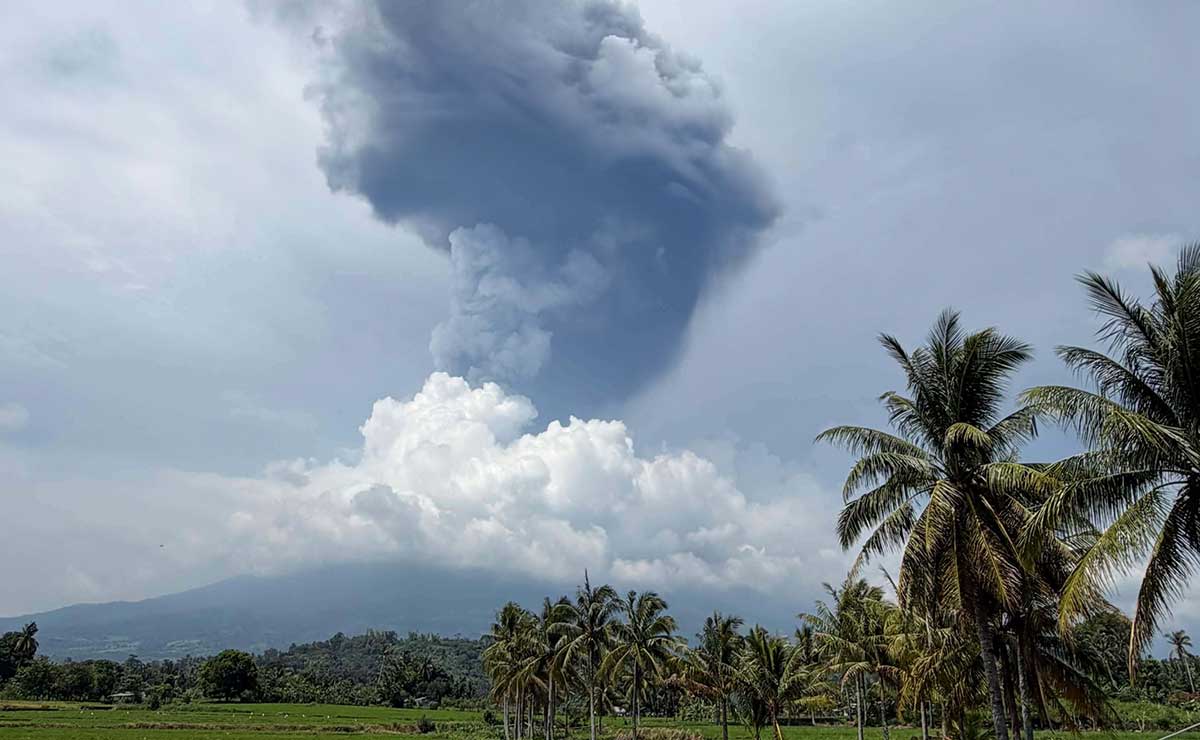Mt. Kanlaon erupts, sends ash plume above summit