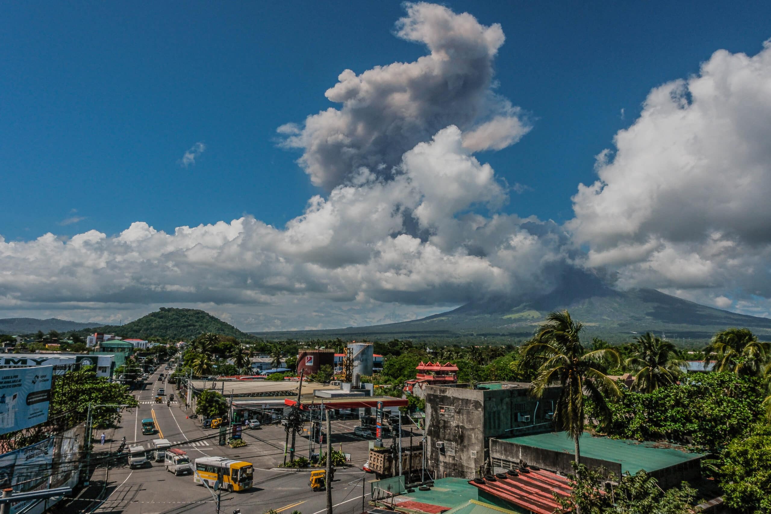 Mayon blast forces evacuation in Albay