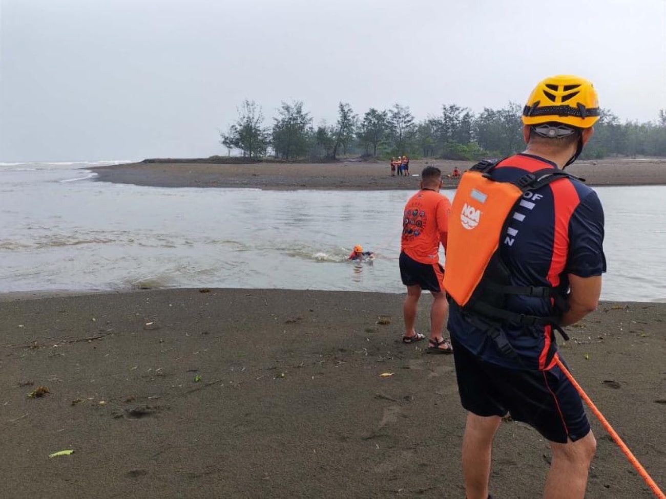 Man swept away by strong waves in Zambales