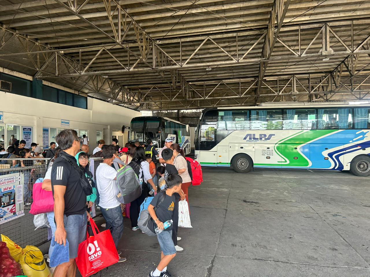 Passenger surge seen on Holy Wednesday with half-day work